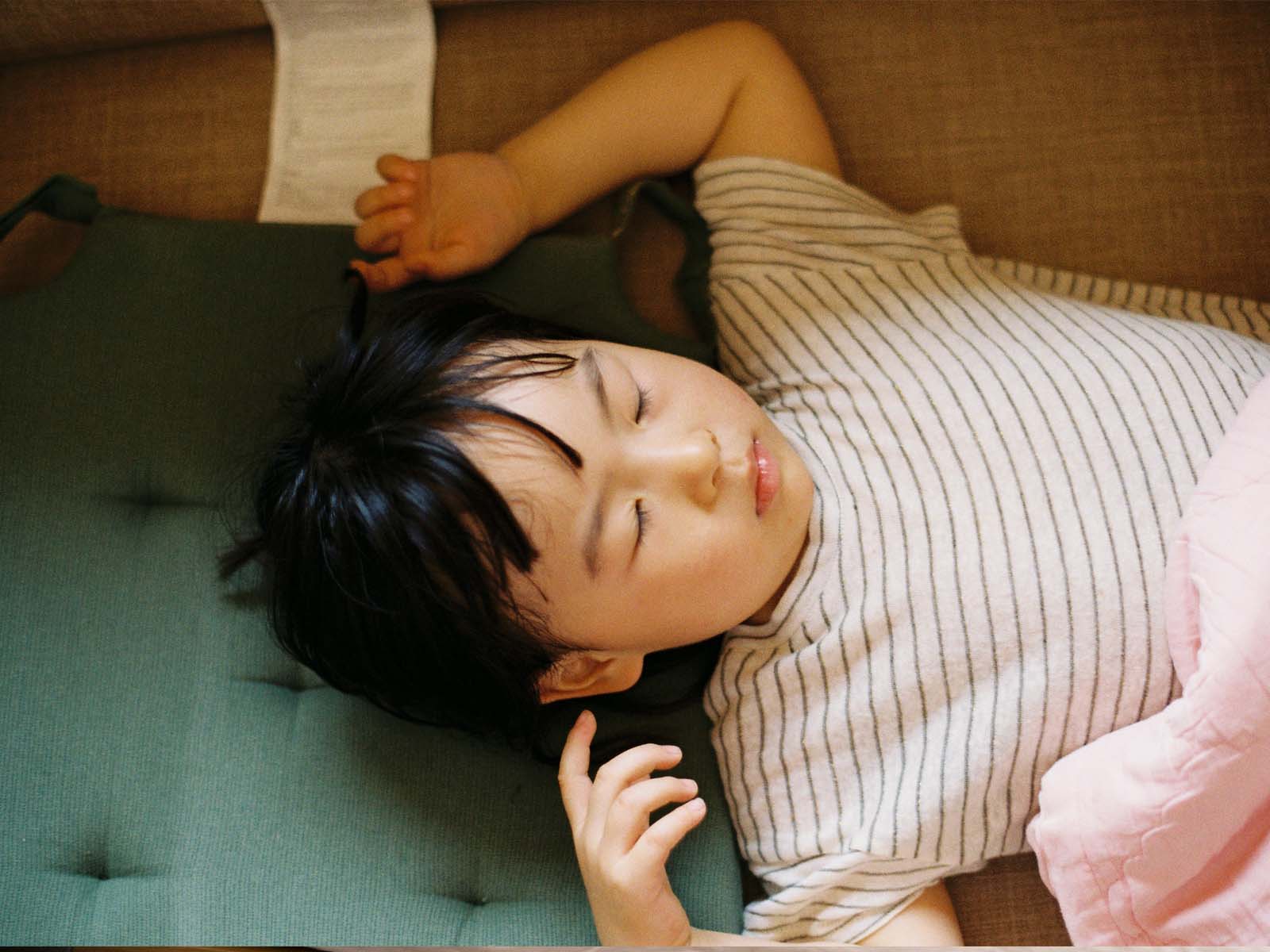 Mengapa Anak Sering Bersin dan Gatal Saat Bangun Tidur? Bahaya Tungau Kasur & Pencegahannya